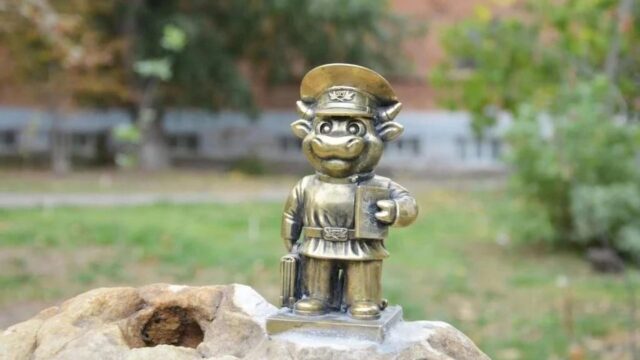 В Энгельсе с туристического маршрута украли 5 статуэток миниатюрных бычков Миниатюрный бычок - РИА Новости, 1920, 18.08.2026