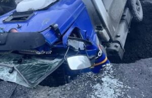 В Якутии «КамАЗ» провалился в яму на размытой дождями дороге, водитель погиб Камаз провалился в яму на размытой после дождей дороге в Якутии - РИА Новости, 1920, 18.08.2026