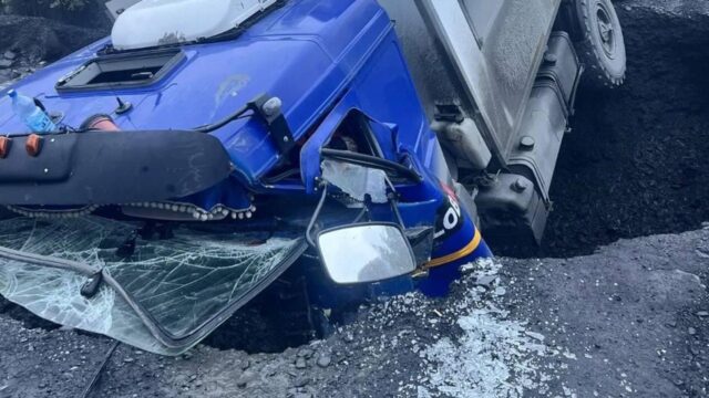 В Якутии "КамАЗ" провалился в яму на размытой дождями дороге, водитель погиб Камаз провалился в яму на размытой после дождей дороге в Якутии - РИА Новости, 1920, 18.08.2026