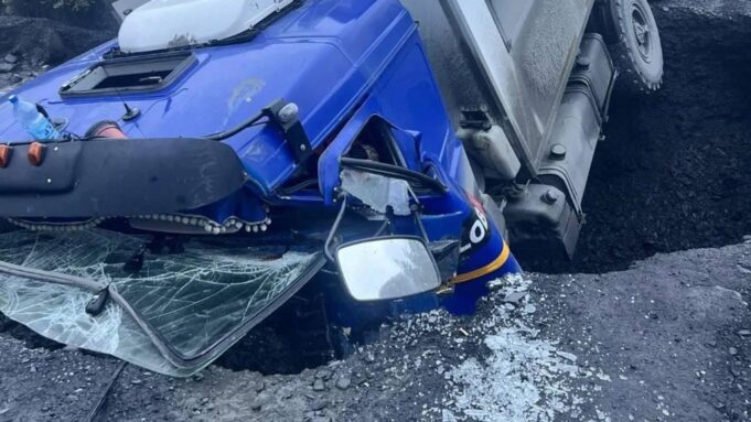 В Якутии «КамАЗ» провалился в яму на размытой дождями дороге, водитель погиб Камаз провалился в яму на размытой после дождей дороге в Якутии - РИА Новости, 1920, 18.08.2026