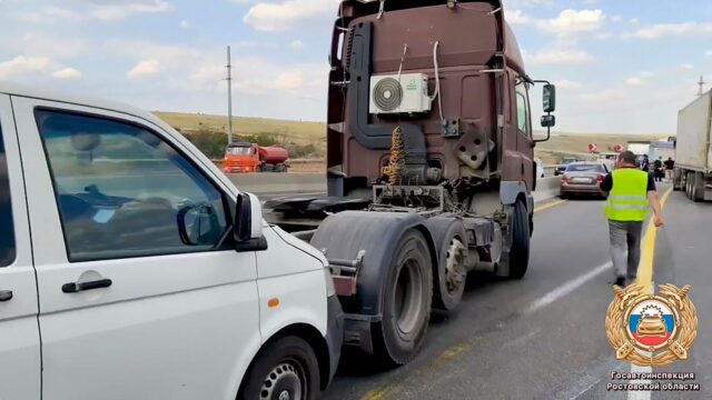 В Ростовской области в массовом ДТП на трассе М-4 "Дон" пострадали 6 человек ДТП в Каменском районе - РИА Новости, 1920, 19.08.2026