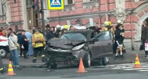 Трое несовершеннолетних пострадали при наезде машины на пешеходов в Петербурге Последствия ДТП на Невском проспекте в Санкт-Петербурге - РИА Новости, 1920, 20.08.2026