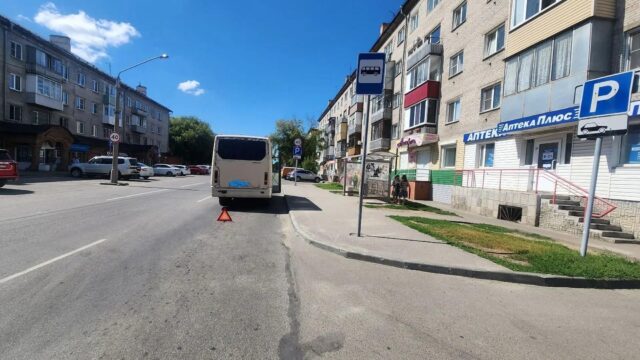 В Барнауле женщина зацепилась кольцом за саморез в автобусе и лишилась пальца Маршрутка, в которой жительница Барнаула получила травму пальца - РИА Новости, 1920, 21.08.2026