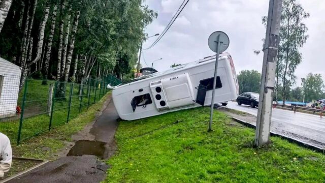После ДТП с автобусом в Ленобласти завели головное дело о небезопасных услугах Последствие ДТП с участием рейсового автобуса в Ленинградской области - РИА Новости, 1920, 21.08.2026