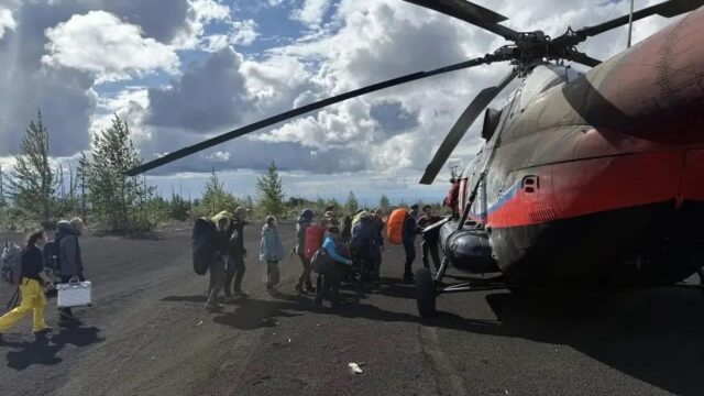 Эвакуированных из заповедника туристов доставили в Петропавловск-Камчатский Эвакуация туристов, заблокированных в районе вулкана Толбачик из-за размыва дороги - РИА Новости, 1920, 24.08.2026