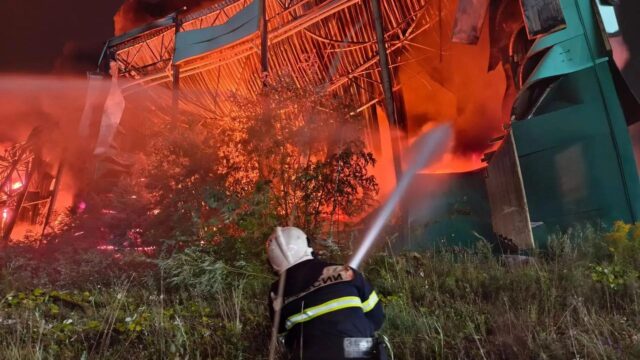 Площадь пожара на складе в Петербурге сократилась до шести тысяч "квадратов" Ликвидация пожара на складе в Пушкинском районе Санкт-Петербурга - РИА Новости, 1920, 24.08.2026
