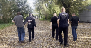 Суд в Новокузнецке арестовал на 2 месяца обвиняемого в похищении ребенка мужчину Мужчина, похитивший пятилетнего мальчика в Новокузнецке, в сопровождении полиции - РИА Новости, 1920, 26.08.2026