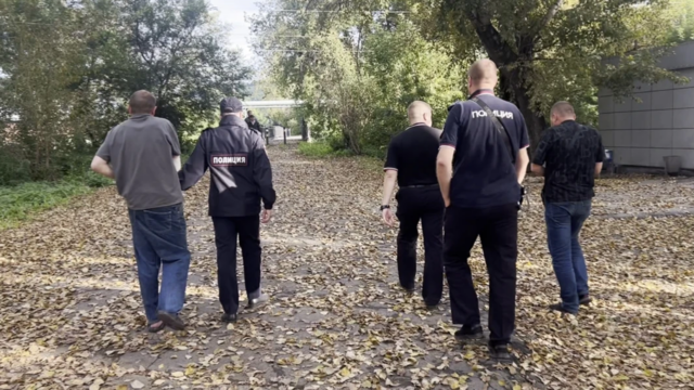 Мужчина, похитивший пятилетнего мальчика в Новокузнецке, в сопровождении полиции - РИА Новости, 1920, 26.08.2026