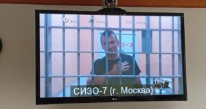 Следствие по делу Ремесло о распространении фейков о ВС России завершилось Илья Ремесло на экране монитора во время судебного заседания - РИА Новости, 1920, 27.08.2026