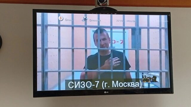 Следствие по делу Ремесло о распространении фейков о ВС России завершилось Илья Ремесло на экране монитора во время судебного заседания - РИА Новости, 1920, 27.08.2026