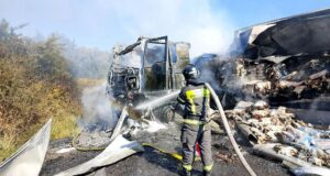 Ликвидация пожара после ДТП с участием двух грузовиков в Тульской области - РИА Новости, 1920, 28.08.2026