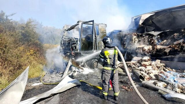Столкновение двух фур под Тулой произошло из-за выезда одной из них на встречку Ликвидация пожара после ДТП с участием двух грузовиков в Тульской области - РИА Новости, 1920, 28.08.2026
