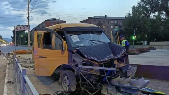 Водитель, сбивший пять человек в Кызыле, не имел права управлять маршруткой Последствия ДТП с участием микроавтобуса в Туве - РИА Новости, 1920, 30.08.2026