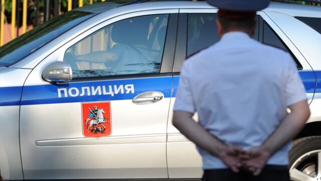 В Красногорске легковушка протаранила восемь припаркованных автомобилей Полицейский автомобиль и сотрудник полиции. - РИА Новости, 1920, 23.08.2026
