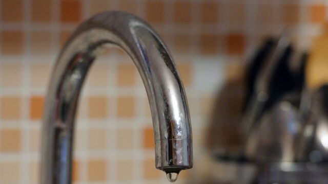 В Улан-Удэ семьсот частных домов и 76 многоэтажек остались без воды из-за аварии Сезонное отключение горячей воды, кран с водой - РИА Новости, 1920, 05.08.2026