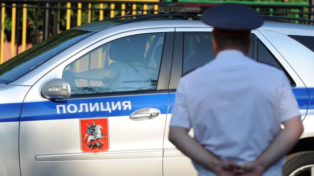Полиция выясняет местонахождение женщины, пропавшей в Барнауле пять дней назад Полицейский автомобиль и сотрудник полиции - РИА Новости, 1920, 01.08.2026