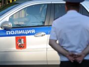 В Москве велосипедист в ходе ссоры ударил ножом самокатчика и скрылся Полицейский автомобиль и сотрудник полиции - РИА Новости, 1920, 12.08.2026
