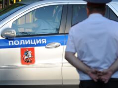 В Барнауле ищут оскорблявших пятилетнего ребенка подростка Полицейский автомобиль и сотрудник полиции - РИА Новости, 1920, 24.08.2026