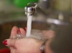 В Екатеринбурге восстановили подачу холодной воды после поломки фильтров Водопроводный кран - РИА Новости, 1920, 08.08.2026