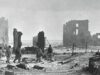 Солдаты идут по разрушенному центру Сталинграда. - РИА Новости, 1920, 08.08.2026