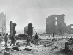 Солдаты идут по разрушенному центру Сталинграда. - РИА Новости, 1920, 08.08.2026