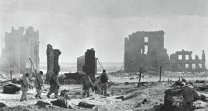 Солдаты идут по разрушенному центру Сталинграда. - РИА Новости, 1920, 08.08.2026