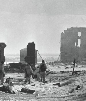 Солдаты идут по разрушенному центру Сталинграда. - РИА Новости, 1920, 08.08.2026