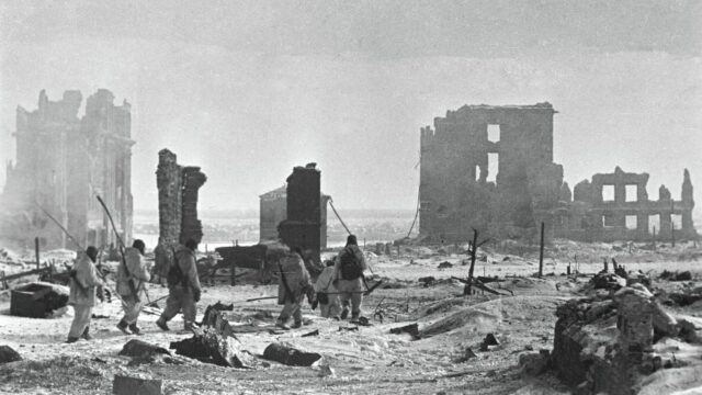 Нацисты летом 1942 года убили 47 детей-инвалидов в детдоме под Сталинградом Солдаты идут по разрушенному центру Сталинграда. - РИА Новости, 1920, 08.08.2026