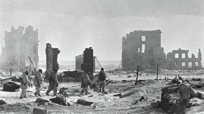 Нацисты летом 1942 года убили 47 детей-инвалидов в детдоме под Сталинградом Солдаты идут по разрушенному центру Сталинграда. - РИА Новости, 1920, 08.08.2026
