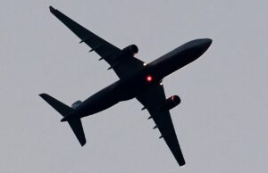 Росавиация: в аэропорту Советский в ХМАО ввели временные ограничения на полеты Пассажирский самолет в небе - РИА Новости, 1920, 09.09.2026