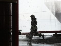 В Подмосковье на территории завода вспыхнул пожар из-за дрона Сотрудник пожарной службы - РИА Новости, 1920, 03.09.2026