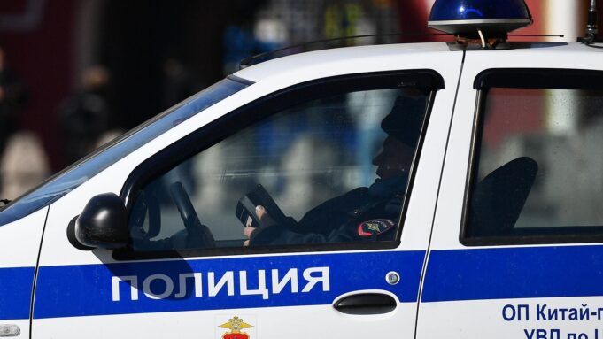 Сотрудник правоохранительных органов в полицейской машине в центре Москвы - РИА Новости, 1920, 09.09.2026