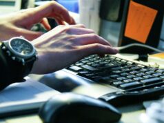 Подписывать электронные перевозочные документы теперь можно «Госключом» Работа за компьютером - РИА Новости, 1920, 01.09.2026