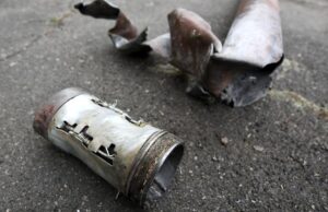 Дрон ВСУ атаковал автобус предприятия в Белгородской области Фрагмент разорвавшегося снаряда на месте обстрела со стороны ВСУ - РИА Новости, 1920, 05.09.2026