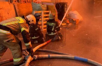 Два пожара вспыхнули в Севастополе после атаки украинских беспилотников Тушение пожара - РИА Новости, 1920, 08.09.2026