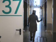 В Пермском крае проверят информацию об отравлении девочки парами вейпа Медицинский работник в больнице - РИА Новости, 1920, 06.09.2026