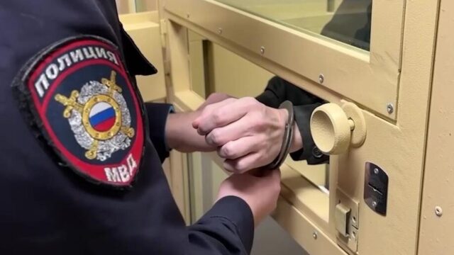 В Москве завели дело на совратившего 8-летнюю девочку 17-летнего подростка Сотрудник полиции и правонарушитель в камере - РИА Новости, 1920, 02.09.2026