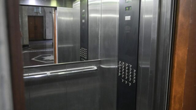 Под Калининградом спасатели помогли женщине, которая чуть не задохнулась в лифте Лифт в доме - РИА Новости, 1920, 01.09.2026