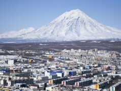 Шестиклассник на Камчатке получил медаль МЧС за спасение ребенка из-под снега Вид на Петропавловск-Камчатский - РИА Новости, 1920, 01.09.2026