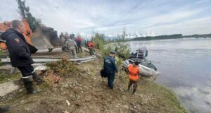 Экстренные службы на месте падения автомобиля в реку в Каларском муниципальном округе Забайкалья - РИА Новости, 1920, 02.09.2026