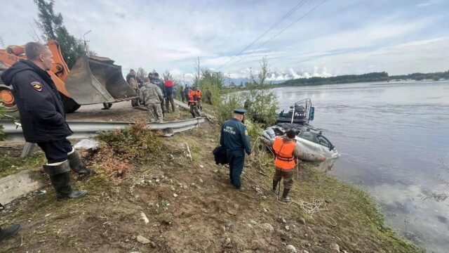 Экстренные службы на месте падения автомобиля в реку в Каларском муниципальном округе Забайкалья - РИА Новости, 1920, 02.09.2026
