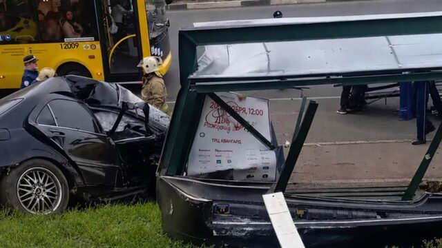 Последствия столкновения автомобиля с остановкой в Ярославле - РИА Новости, 1920, 05.09.2026