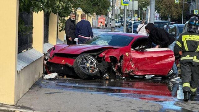 ГАИ опрашивает водителя влетевшей в забор больницы в Москве Ferrari Последствия ДТП на Большой Пироговской улице в Москве - РИА Новости, 1920, 05.09.2026