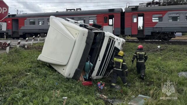 Движение автобусов организовали после ДТП на ж/д путях во Владимирской области Последствия столкновения электрички с грузовиком во Владимирской области - РИА Новости, 1920, 06.09.2026
