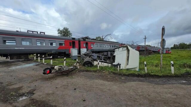Движение на месте ДТП с электричкой под Владимиром организовали по одной полосе Последствия столкновения электрички с грузовиком во Владимирской области - РИА Новости, 1920, 06.09.2026