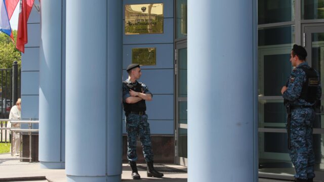 Суд в Москве арестовал главу совета директоров "Евротранса" Мартышова Сотрудники правоохранительных органов у здания Мещанского суда Москвы - РИА Новости, 1920, 08.09.2026