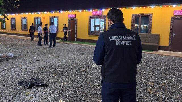 Сотрудник СК проводит следственные мероприятия на месте стрельбы возле кафе в Хасавюрте в Дагестане - РИА Новости, 1920, 09.09.2026