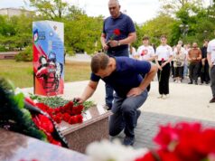 Глава Новороссийска Андрей Кравченко возложил цветы к стихийному мемориалу в сквере имени А.Н. Рыбнева - РИА Новости, 1920, 09.09.2026