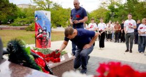Глава Новороссийска Андрей Кравченко возложил цветы к стихийному мемориалу в сквере имени А.Н. Рыбнева - РИА Новости, 1920, 09.09.2026