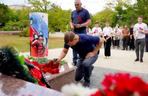 В Новороссийске появился стихийный мемориал в память о жертвах украинской атаки Глава Новороссийска Андрей Кравченко возложил цветы к стихийному мемориалу в сквере имени А.Н. Рыбнева - РИА Новости, 1920, 09.09.2026